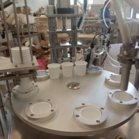 Volledig automatische yoghurtvul- en verzegelmachine, plastic beker zuiger ijsvloeistof draaiplateau gelei yoghurt water