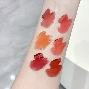 Gege Bear Little Black Rabbit Gloss à lèvres crémeux hydratant longue tenue, haute pigmentation, végétalien, minéral, effet brillant avec miroir - Product Image 5