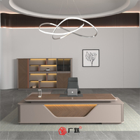 Bureau de direction haut de gamme pour les bureaux de cadres, avec un design cohérent et une configuration d'espace de travail tout-en-un