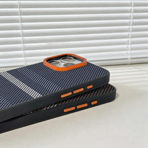 Coque de protection antichoc pour iPhone 17 avec motif <span class=keywords><strong>fibre</strong></span> de carbone et protection d'objectif <span class=keywords><strong>orange</strong></span> premium - Product Image 3