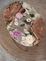 Table ronde élégante en bois et résine, design moderne personnalisé, fabrication artisanale, bord vif, résine époxy, fleurs, rivière, table à manger