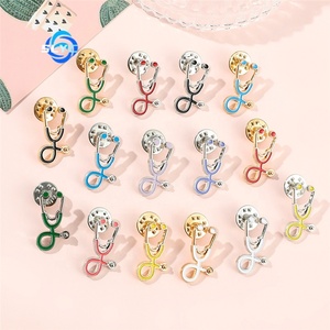 Périphérique de dessin animé explosif transfrontalier <span class=keywords><strong>Doctor</strong></span> <span class=keywords><strong>Who</strong></span> thème broche couleur stéthoscope forme métal badge accessoires - Product Image 3