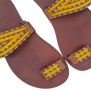 Sandales en cuir faites à la main NAWOU, chaussures décontractées d'été pour femmes, fabriquées à la main en Ouganda - Product Image 5