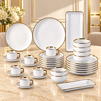 Lot de 32 pièces de vaisselle de luxe en porcelaine à bord doré, assiettes en céramique blanches en gros pour hôtels 5 étoiles et restaurants
