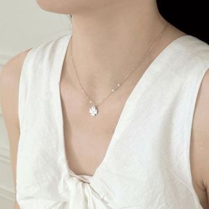 สร้อยคอจี้รูปใบโคลเวอร์สี่แฉกประดับเพชร CZ เกรด 5A ดีไซน์ทันสมัยจาก Dylam Trending Design Fine Jewelry ทำจากเงินแท้ 925 รูปทรงน้ำแข็งบด - Product Image 4