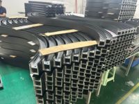 Luminaire suspendu LED circulaire incurvé noir sur mesure, à intensité variable, pour projets architecturaux, montage rapide