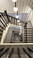 Escaliers en bois massif au design moderne avec garde-corps en verre transparent Les marches en pente douce et antidérapantes améliorent le lustre métallique de l'espace
