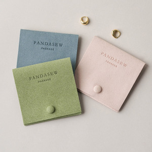 PandaSew Pochette à bijoux en microfibre personnalisée avec logo, pour boucles d'oreilles, bagues, colliers, avec bouton pression, en daim doux - Product Image 4