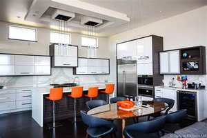 Meuble de cuisine intégré sur mesure avec évier, cuisinière, rangement latéral et espace repas - Product Image 3