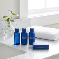 Kit de toilette jetable pour hôtel en papier kraft bleu gaufré imprimé quadricolore, comprenant brosse à dents, rasoir, peigne et savon, recyclable