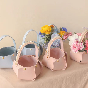 Panier à Fleurs Artificielles Suspendues Panier de <span class=keywords><strong>Jardin</strong></span> en Cuir PU <span class=keywords><strong>Petit</strong></span> Fleuriste Paniers de Cadeaux de Fleurs Florales Pot de Fleurs - Product Image 1