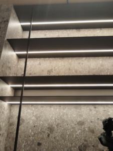 Armoire de présentation multifonctionnelle moderne en bois et aluminium, armoire à vin, panneau perforé, bande lumineuse pour salon, école entière - Product Image 4