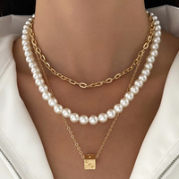 Collier ras du cou vintage style gothique punk avec croix en perles superposées, chaîne à maillons imitation perles, pendentif croix florale plaqué or