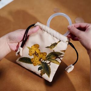 Bolsas de Satén de Lujo al por Mayor con Cordón, Grandes, con Logotipo Personalizado, Reutilizables, Impresión por Grabado, Serigrafía, Reciclables, para Regalos y Manualidades - Product Image 5
