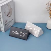 Réveil en bois en forme de triangle, date, semaine, LED numérique, thermomètre en bois, horloge en bois, commande vocale, horloge de bureau