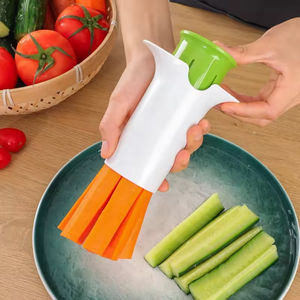 Outil manuel pour couper les concombres et les légumes Gadgets de cuisine Lame en acier inoxydable Séparateur de carottes Trancheur Diviseur - Product Image 4