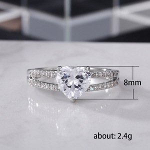 Anello da donna con zirconi intarsiati a forma di cuore, design elegante per feste di fidanzamento, regalo di gioielli da dito impilabile per tutti i giorni - Product Image 3