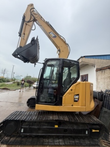 Excavatrice sur chenilles Caterpillar 310 d'occasion à faible nombre d'heures, système hydraulique stable et performant pour les travaux routiers, municipaux et agricoles. - Product Image 3