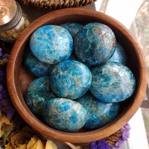 Pierre de paume en apatite bleue polie en gros, cadeau Feng Shui pour la méditation, décoration et collection à domicile - Product Image 1