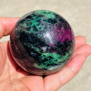 Vente en gros de pierres de cristal sphériques de haute qualité de style bohème en rubis et zoïsite pour une décoration intérieure unique et des cadeaux de vacances - Product Image 5