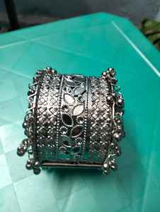 กำไลข้อมือผ้าปักลายโลหะประดับด้วยลวดลายชนเผ่าโบโฮและตัวล็อคแบบปรับได้ - Product Image 2