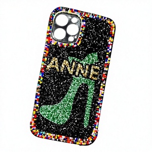 CRYSTAL CRAFT เคสโทรศัพท์สีดำปักลายลูกปัดสำหรับแอปเปิ้ล ไอโฟนพร้อมดีไซน์ส้นสูงสีเขียวและข้อความแอนน์ - Product Image 1