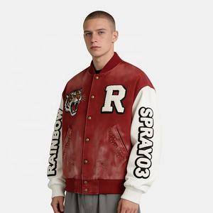 カスタムレッドレザーバーシティジャケット メンズ カスタムトレンド タオルパッチアップリケ スプレーペイント ダメージ加工 スプライシングスリーブデザイン - Product Image 2
