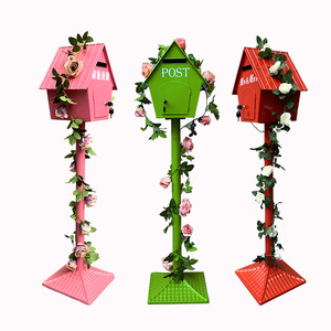 Sculpture de boîte aux lettres en métal peinte vintage |   Boîte aux lettres autoportante colorée de 120 cm avec décor floral |   Boîte à lettres pour accessoires photo de mariage - Product Image 1