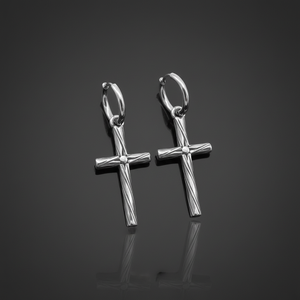 Pendientes de aro Huggie para hombre, chapados en oro, hipoalergénicos, con dije de cruz retorcida grabada, estilo vintage, punk, gótico, perforados - Product Image 1