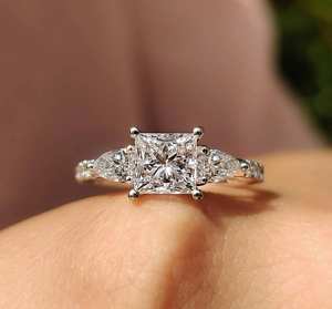 Anillo de Compromiso Clásico de Oro Sólido de 14k con Moissanita de Corte Princesa de 1 Quilate, Hecho a Mano por Avira Jewels, Sin Níquel - Product Image 6