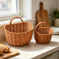 Panier suspendu semi-circulaire en rotin plastique durable avec structure en fer, idéal pour le rangement dans la cuisine, le salon, le balcon et la salle de bain