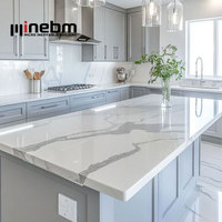 Îlot de cuisine de luxe en pierre, table pivotante, style transitionnel, avec rangement pour déchets