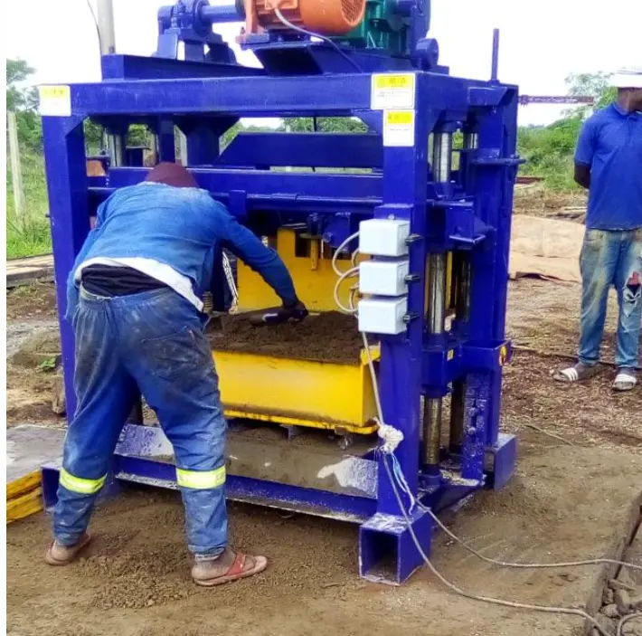 Máquina para fabricar ladrillos, 520M