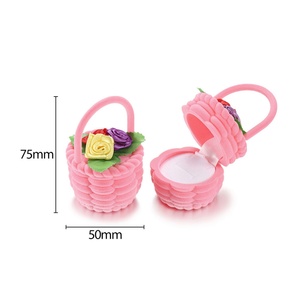 Boîte à bijoux en velours romantique et élégante, ornée de dentelle, avec des accents de perles - Product Image 3