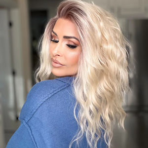 Perruque synthétique courte ondulée couleur blond froid avec dentelle transparente, faible densité 130% - Vente en gros - Product Image 1