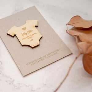 Carte magnétique personnalisée en bois pour invitation de bébé - Product Image 2