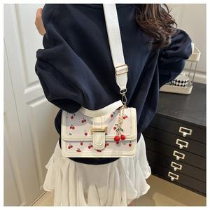 Bolso de Mano Moderno y Bonito con Estampado de Cerezas, Bolsos Cruzados de Piel Sintética para Mujer con Colgante de Cereza - Product Image 2