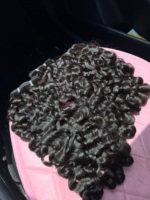 Vendeur en gros de cheveux alignés sur les cuticules, 100% cheveux humains bouclés birmans, mèches de cheveux humains vierges bruts indiens bouclés pour femmes noires