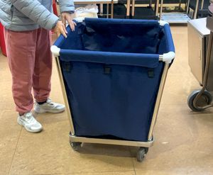 하이 퀄리티 스테인레스 스틸 병원 및 호텔 룸 서비스 세탁 트롤리 현대적인 디자인과 블루 가방 린넨 바구니 욕실 사용 - Product Image 4