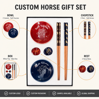 En gros, Ensemble cadeau de vaisselle japonaise en céramique motif cheval rouge et bleu, comprenant 2 paires de repose-baguettes en verre et 2 paires de baguettes en bois