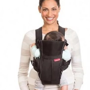 Porte-bébé échantillon gratuit avec poche - 2 modes de portage, porte-bébé noir avec Wonder Bib et poche avant pour rangement d'accessoires, réglable - Product Image 1