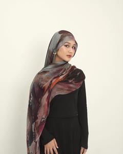 Le stampe floreali stampate su modal aggiungono un tocco di raffinatezza discreta e valorizzano l'aspetto generale della <span class=keywords><strong>sciarpa</strong></span> da donna. - Product Image 1