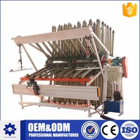 Machine de pressage de panneaux pour le travail du bois avec support de serrage