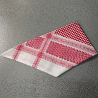 Pañuelo Keffiyeh Shemagh de Poliéster Chifón Rojo y Blanco para Hombre Árabe, 50x50'', 200g, Transpirable y Agradable al Tacto, Calidad Premium, Venta al Por Mayor