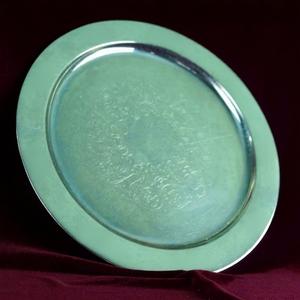Assiettes de présentation en métal émaillé personnalisées de haute qualité avec logo doré, motif floral gravé, pour décoration de mariage - Product Image 1