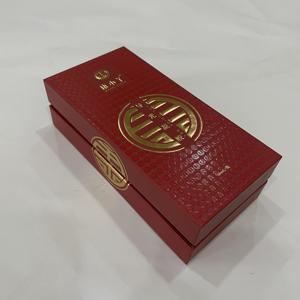 Scatola di imballaggio in cartone rigido regalo di lusso lucido personalizzato con Logo per anziani in rilievo - Product Image 1