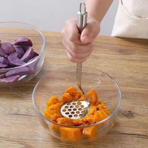 VOOVAO Lot <span class=keywords><strong>de</strong></span> 2 écraseurs à pommes <span class=keywords><strong>de</strong></span> terre et légumes pour <span class=keywords><strong>la</strong></span> <span class=keywords><strong>famille</strong></span>, en acier inoxydable 304, lavables au lave-vaisselle, faciles à nettoyer, taille <span class=keywords><strong>M</strong></span> - Product Image 3