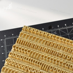 Alfabeto cuero latón letras números en relieve DIY fuente intercambiable con ranura en T superior e inferior conjunto completo de letras - Product Image 2