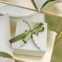 Boîte à dragées carrée en carton écologique à bords festonnés avec ruban vert olive pour bonbons de mariage et cadeaux de fête