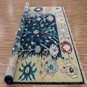 Tapis d'intérieur moderne fait main en laine bleu marine personnalisable, motif floral oriental, tapis de déclaration - Product Image 1
